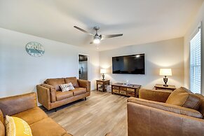 Pet-friendly Home: Spacious Yard + Community Perks