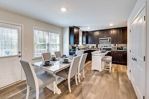 Pet-friendly Home: Spacious Yard + Community Perks