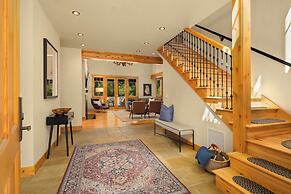 Hot Tub & Game Room: Home in Cle Elum