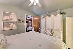 Smoky Mountain Cottage w/ Lanai & Mtn Views