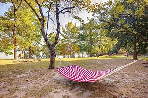 'the Whacky Shack' Family Cabin w/ Fire Pit!