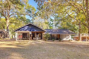 'the Whacky Shack' Family Cabin w/ Fire Pit!