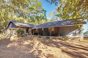'the Whacky Shack' Family Cabin w/ Fire Pit!