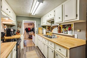 'the Whacky Shack' Family Cabin w/ Fire Pit!