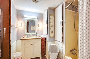 'the Whacky Shack' Family Cabin w/ Fire Pit!