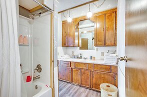 'the Whacky Shack' Family Cabin w/ Fire Pit!