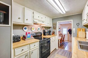 'the Whacky Shack' Family Cabin w/ Fire Pit!