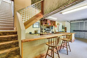 Peaceful Groveland Home w/ Deck + Fire Pit!