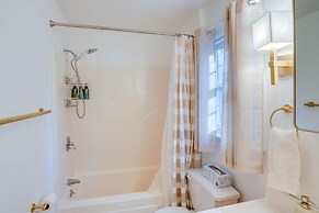 Woodstock Getaway w/ Hot Tub ~ 2 Mi to Dtwn!