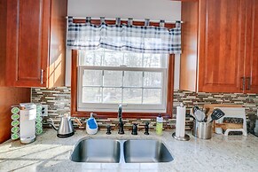 Woodstock Getaway w/ Hot Tub ~ 2 Mi to Dtwn!