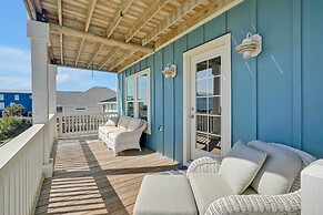 Oak Island Escape w/ Saltwater Pool, Walk to Beach