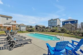 Oak Island Escape w/ Saltwater Pool, Walk to Beach