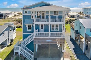 Oak Island Escape w/ Saltwater Pool, Walk to Beach