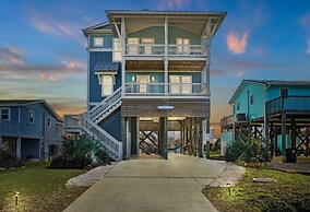Oak Island Escape w/ Saltwater Pool, Walk to Beach