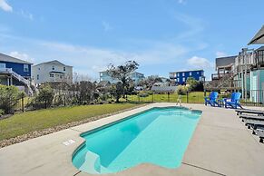 Oak Island Escape w/ Saltwater Pool, Walk to Beach