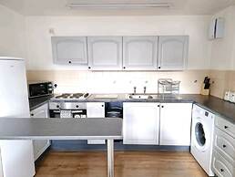 Lovely 2 bed with free parking