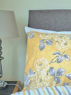 Lovely 2 bed with free parking