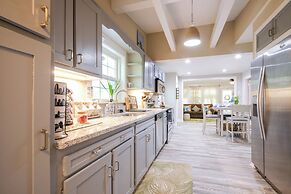 Adorable Beach Cottage w/ Hot Tub & Tropical Bar!