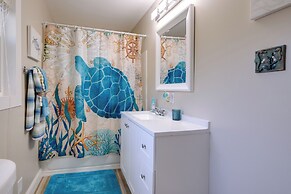 Adorable Beach Cottage w/ Hot Tub & Tropical Bar!