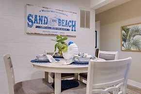 Adorable Beach Cottage w/ Hot Tub & Tropical Bar!