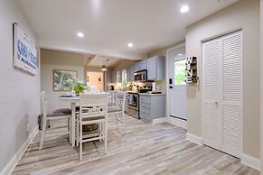 Adorable Beach Cottage w/ Hot Tub & Tropical Bar!