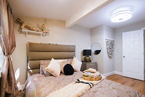 Adorable Beach Cottage w/ Hot Tub & Tropical Bar!