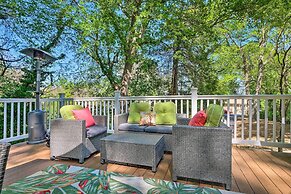 Adorable Beach Cottage w/ Hot Tub & Tropical Bar!