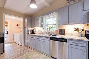 Adorable Beach Cottage w/ Hot Tub & Tropical Bar!