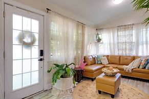 Adorable Beach Cottage w/ Hot Tub & Tropical Bar!