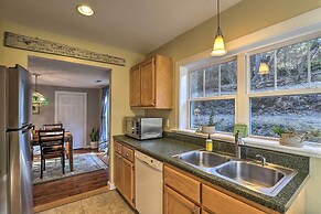 'carefree Cottage' < 6 Mi to Downtown Asheville!