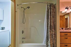 Angel Fire Mountain Cabin w/ Hot Tub & Sauna!