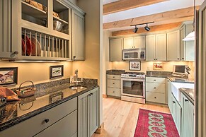 Architect-designed Franconia Home: Hot Tub & Views