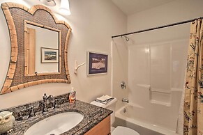 Architect-designed Franconia Home: Hot Tub & Views