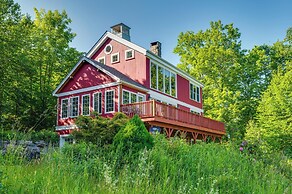 Architect-designed Franconia Home: Hot Tub & Views