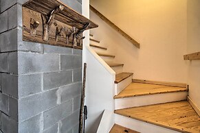 Architect-designed Franconia Home: Hot Tub & Views