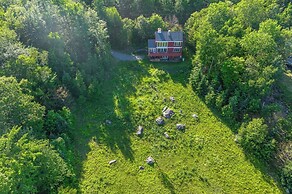Architect-designed Franconia Home: Hot Tub & Views