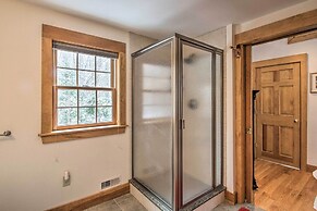 Architect-designed Franconia Home: Hot Tub & Views