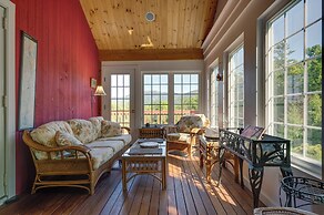 Architect-designed Franconia Home: Hot Tub & Views