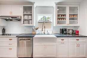 Downtown San Jose Apt w/ Deck: 1 Mi to SAP Center!