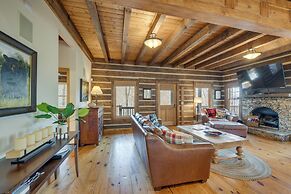 Hot Tub & Fire Pit: Secluded Gem in Franklin