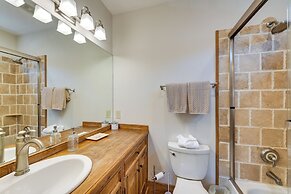 Hot Tub & Fire Pit: Secluded Gem in Franklin