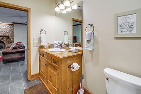 Hot Tub & Fire Pit: Secluded Gem in Franklin