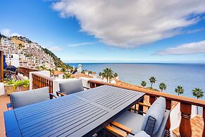 Bright Catalina Island Condo w/ Ocean Views!