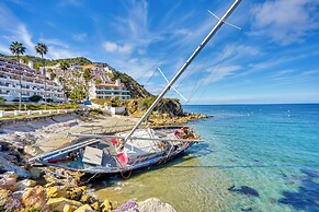Bright Catalina Island Condo w/ Ocean Views!