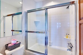 Bright Catalina Island Condo w/ Ocean Views!