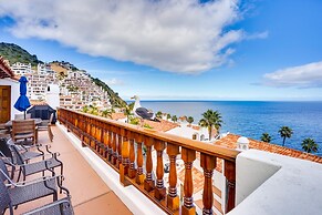 Bright Catalina Island Condo w/ Ocean Views!