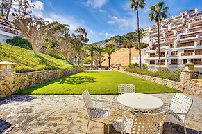 Bright Catalina Island Condo w/ Ocean Views!