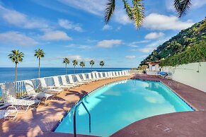 Bright Catalina Island Condo w/ Ocean Views!