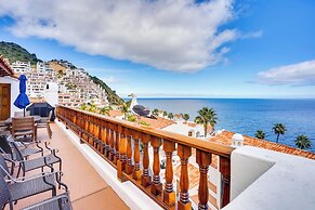 Bright Catalina Island Condo w/ Ocean Views!