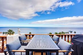 Bright Catalina Island Condo w/ Ocean Views!